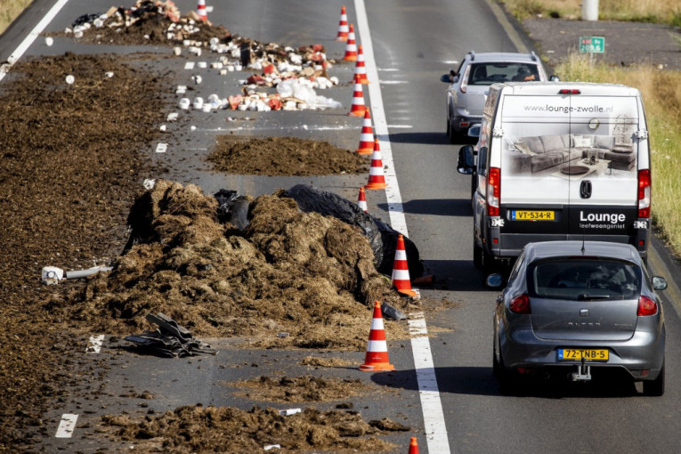 Rasulo u Holandiji: Poljoprivrednici na puteve bacaju stajsko đubrivo i podmeću požare, saobraćaj blokiran u velikom delu zemlje (VIDEO)
