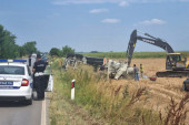 Prevrnuo se kamion kod Petrovca na Mlavi: Izvlače ga uz pomoć bagera! (FOTO)