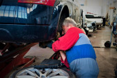 Jedno veliko bravo za ovog Mladenovčanina! Roditeljima čija deca imaju smetnje u razvoju besplatno popravlja automobile (FOTO)