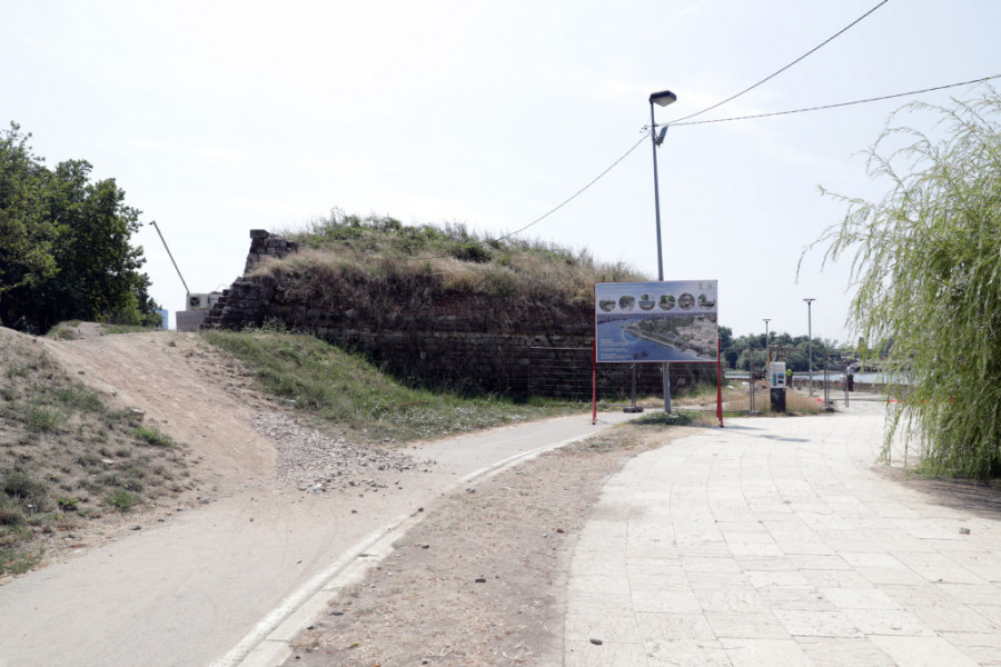 Opasnost na rečnom šetalištu ispod Kalemegdana: Staza raskopana, pa građani i biciklisti idu putem pored koga se nalaze ogromne rupe (FOTO)