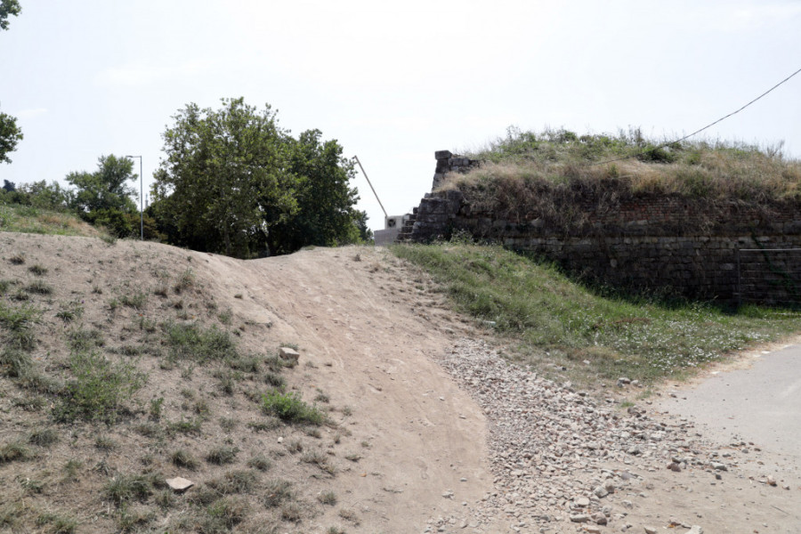 Opasnost na rečnom šetalištu ispod Kalemegdana: Staza raskopana, pa građani i biciklisti idu putem pored koga se nalaze ogromne rupe (FOTO)