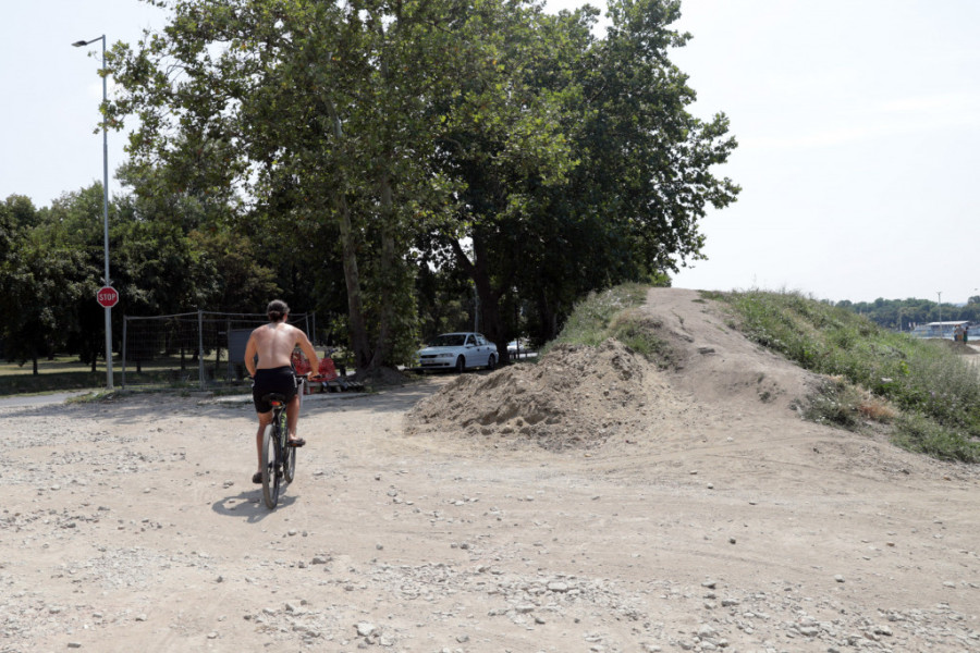 Opasnost na rečnom šetalištu ispod Kalemegdana: Staza raskopana, pa građani i biciklisti idu putem pored koga se nalaze ogromne rupe (FOTO)
