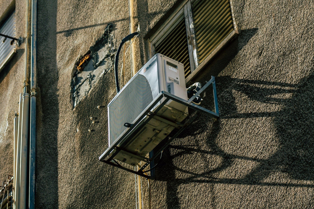 Uskoro ističe rok za uklanjanje klima sa zgrada, ostalo još mesec dana!