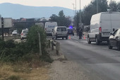 Saobraćajna nezgoda kod Čačka: Automobil naleteo na biciklistu! Dvotočkaš uništen, momak hitno prevezen u bolnicu (FOTO)