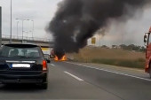 Buktinja na auto-putu: Zapalila se prikolica šlepera! (VIDEO)