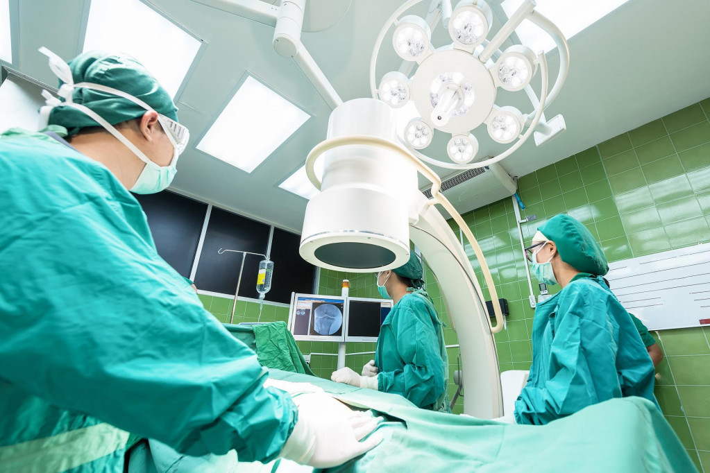Neverovatan uspeh srpskih hirurga: Čak 8 sati pacijentu prišivali pokidane nerve da bi mogao da koristi ruku!