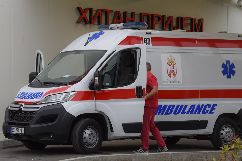 Još jedan udes u Beogradu: Automobil naleteo na autobus, vozač BMW-a prebačen u bolnicu