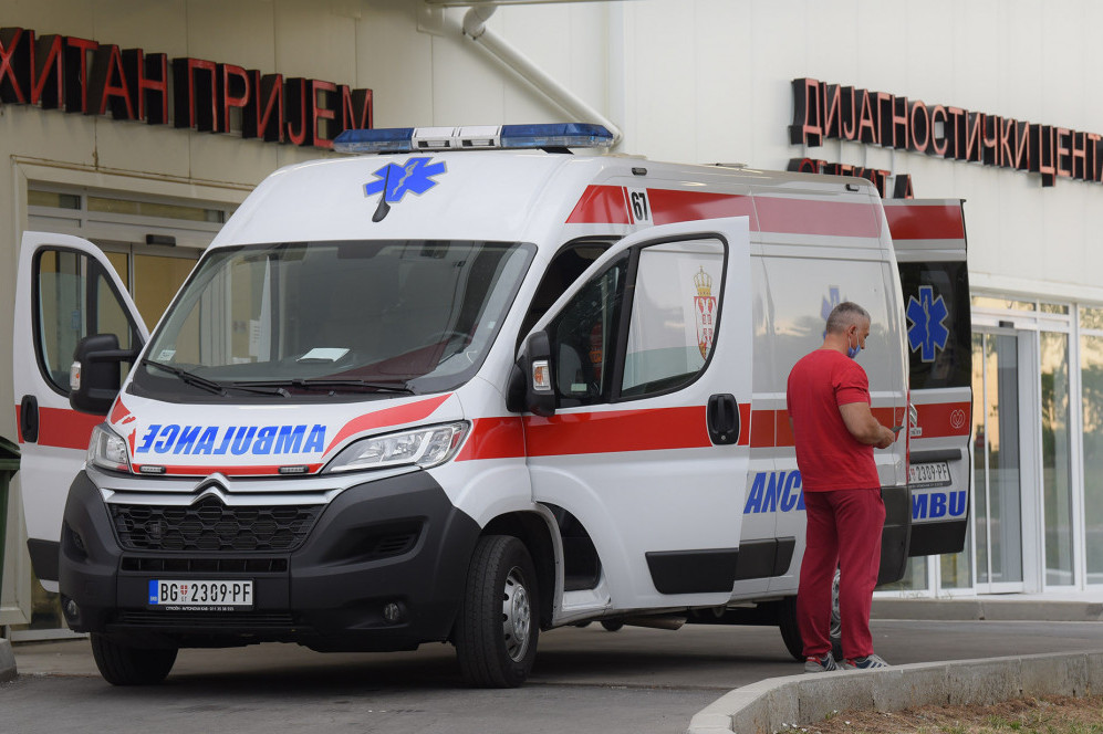 Užas u Kosovskoj Mitrovici: Muškarac hitno primljen u bolnicu sa ubodnim ranama!