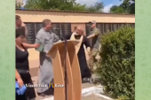 Sveštenici se potukli na sahrani ukrajinskog vojnika, udarali se i krstom (VIDEO)
