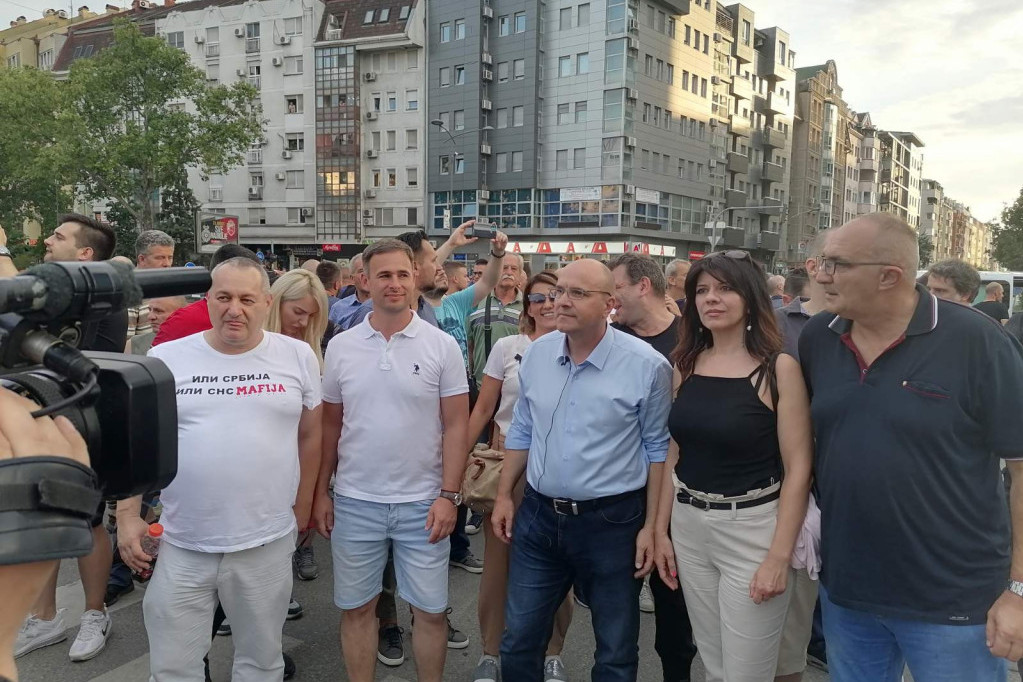 Pijani sin razbijao izloge, a on pokrao budžet grada: Ko je Bora Solunac koji stoji iza divljanja ekstremista u Novom Sadu