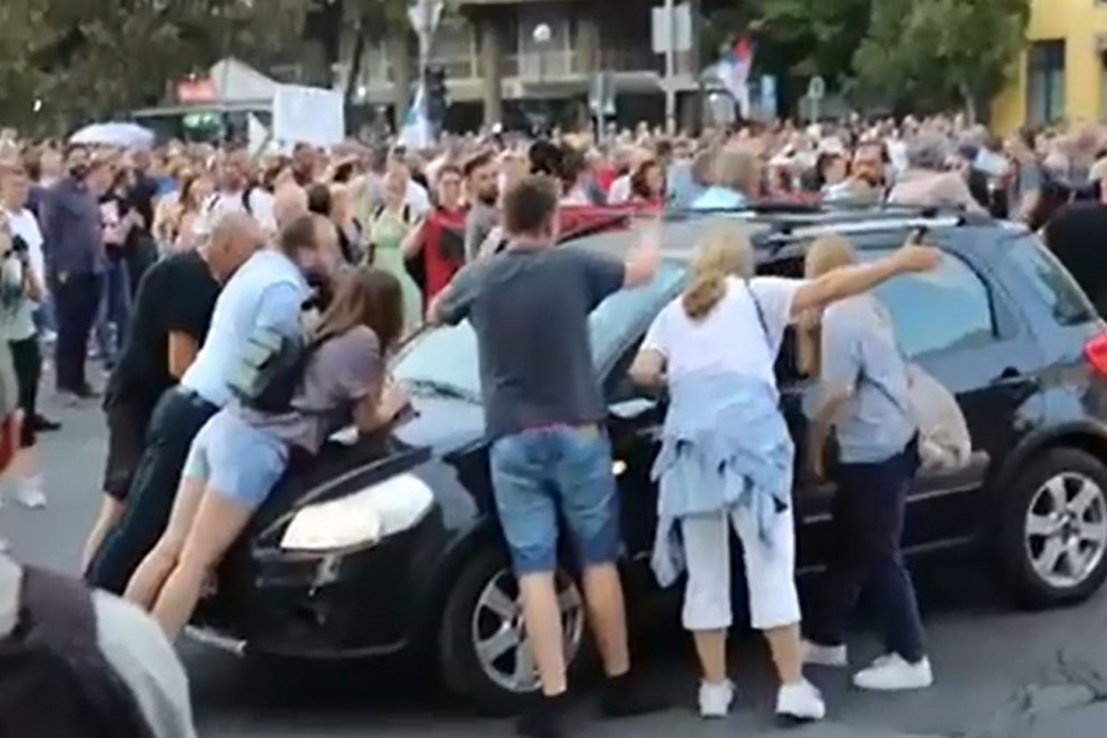 Nastavlja se teror opozicije: Ekstremisti skaču po automobilima, napadaju građane Novog Sada (VIDEO)
