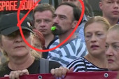 Poznati rusofob na protestu u Novom Sadu!  Advokat Čedomir Stojković koji tvrdi da ga ja sramota Srbije, podržao ekstremiste (FOTO)