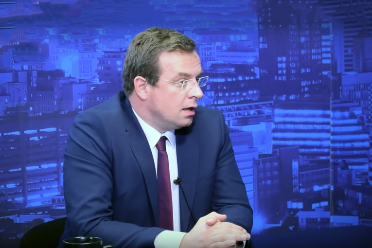 Uhapšen advokat Čedomir Stojković zbog pozivanja na nasilnu promenu vlasti u Srbiji