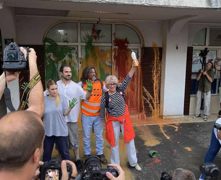 Cepali srpske trobojke, napadali prolaznike i uništavali grad: Sledbenici Bore Solunca razbijali Novi Sad, kao njegov sin izloge