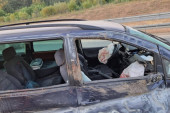 Stravičan udes na auto-putu Miloš Veliki: Teško povređene tri osobe, među njima i dete, vozilo završilo u kanalu (FOTO)