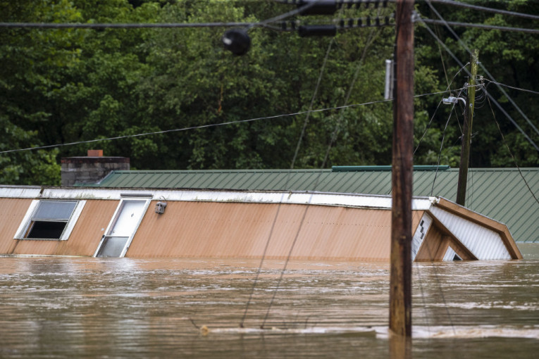 Broj stradalih u poplavama u Kentakiju porastao na 16, među žrtvama šestoro dece: Istok države u potpunosti pod vodom (VIDEO)