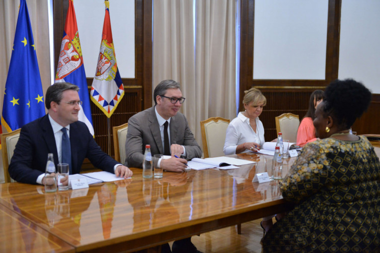 Vučić i šef diplomatije Gabona o intenziviranju saradnje: Srbija vidi prostor za saradnju u poljoprivredi i prehrambenoj industriji (FOTO)