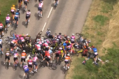 Biciklistkinje se izlomile na Tur de Fransu: U grupnom padu povređeno nekoliko devojaka, jedna odmah prebačena u bolnicu! (VIDEO)