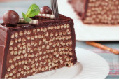 Recept dana: Čokoladni kolač koji se ne peče, kad vidite šta mu glumi koru, nasmejaćete se, a deca će biti oduševljena (njihova ideja!)