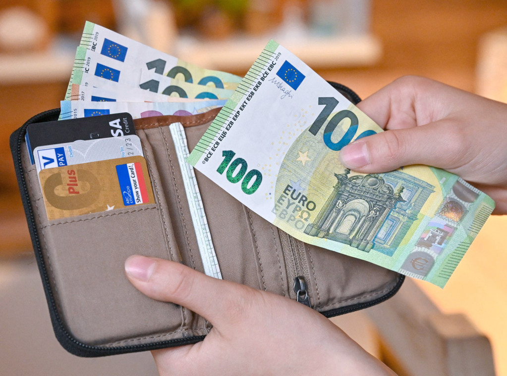 Gde je nestalo 12 milijardi nemačkih maraka: Da li su u slamaricama ili zaključane u sefovima?