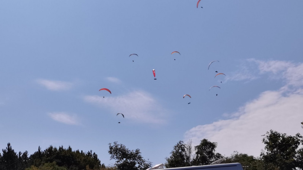 Najbolji paraglajdisti Evrope došli u Srbiju: Svakog dana se mogu videti na nebu, a pobednik će biti samo jedan (VIDEO)