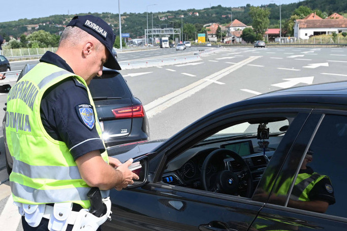 Pijan i drogiran vozio "audi" brže od dozvoljenog: Mladić (28) zaustavljen u Zemunu, pa zadržan u policijskoj stanici