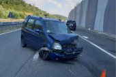 Nezgoda na auto-putu Miloš Veliki: Na automobilu pukla guma, vozač izgubio kontrolu i zakucao se u zid! Dve osobe prevezene u bolnicu (FOTO)