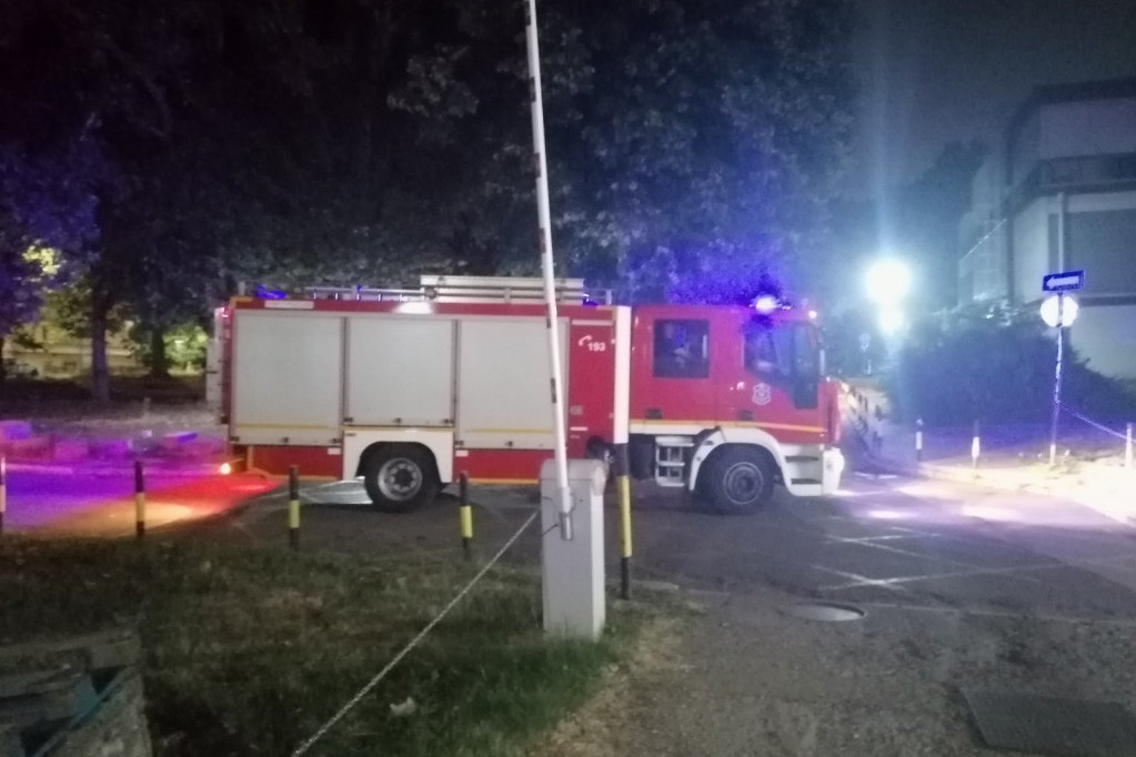 Požar na šestom spratu zgrade u Rakovici: Tri osobe hitno hospitalizovane!