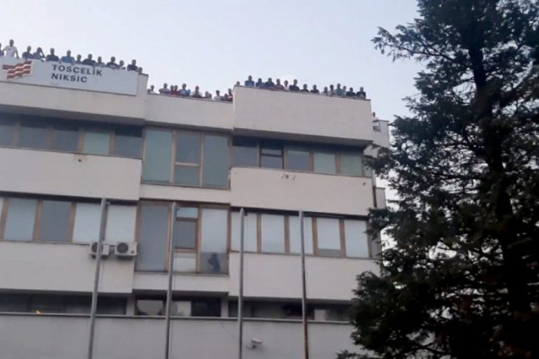 Drama u Nikšiću: Radnici se popeli na krov Železare, prete da će skočiti