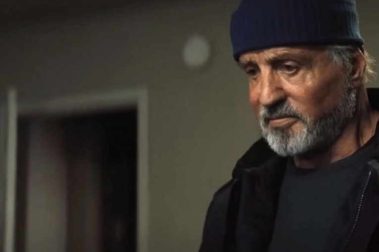 Stalone kao ostareli đubretar koji se pretvara u superheroja: Kakvu tajnu krije „Samarićanin“? (FOTO/VIDEO)