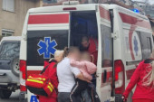 Umalo stravična tragedija u Ivanjici: Kamion otkinuo kabl sa bandere, zakačio ženu sa detetom - vozač se nije ni zaustavio!