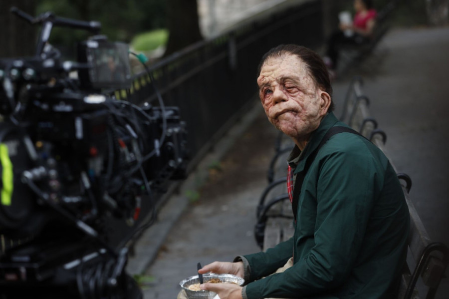 Iza ove šokantne maske krije se jedan od najpopularnijih glumaca na svetu: Uloga za koju mu predviđaju Oskara (FOTO/VIDEO)