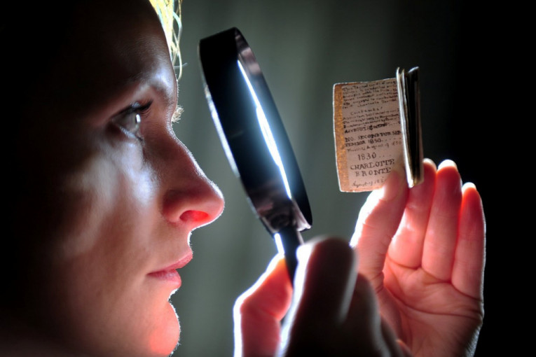 Spašena minijaturna knjiga Šarlote Bronte: Manja od špila karata, vredna milion dolara (FOTO)