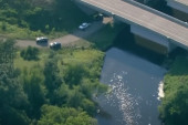 Krvavi rafting: Pomahnitali muškarac nožem ubio tinejdžera, ranio još četvoro ljudi dok su se spuštali niz reku (VIDEO)