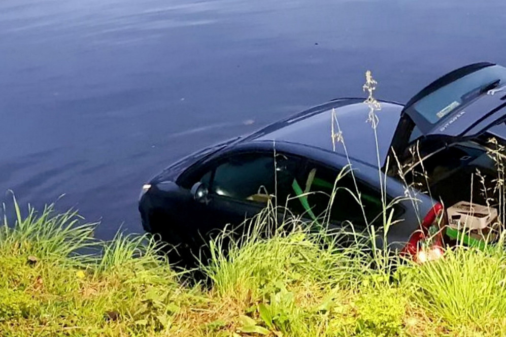 Automobil sleteo u reku nakon sudara sa kamionom: Vozača izvlačili vatrogasci