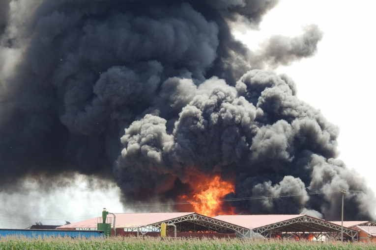 Dramatični snimci: Ogroman požar kod Bijeljine, vatra guta fabriku (FOTO/VIDEO)
