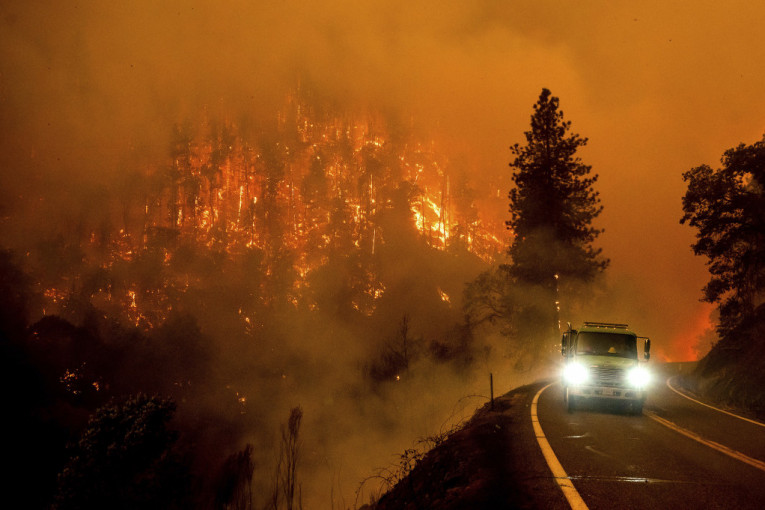 Panika u Kaliforniji, preti nova katastrofa: Zbog požara evakuisano najmanje 2.000 ljudi (FOTO)