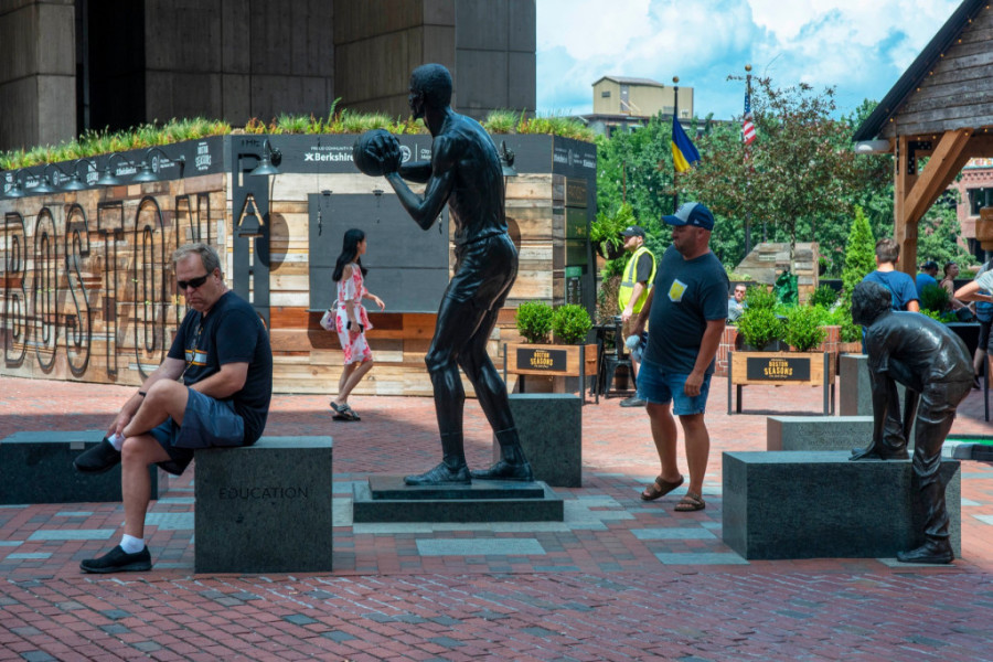 Ko je bio Bil Rasel? Utemeljivač legende o Boston Seltiksima i centar koji je zauvek promenio NBA ligu!