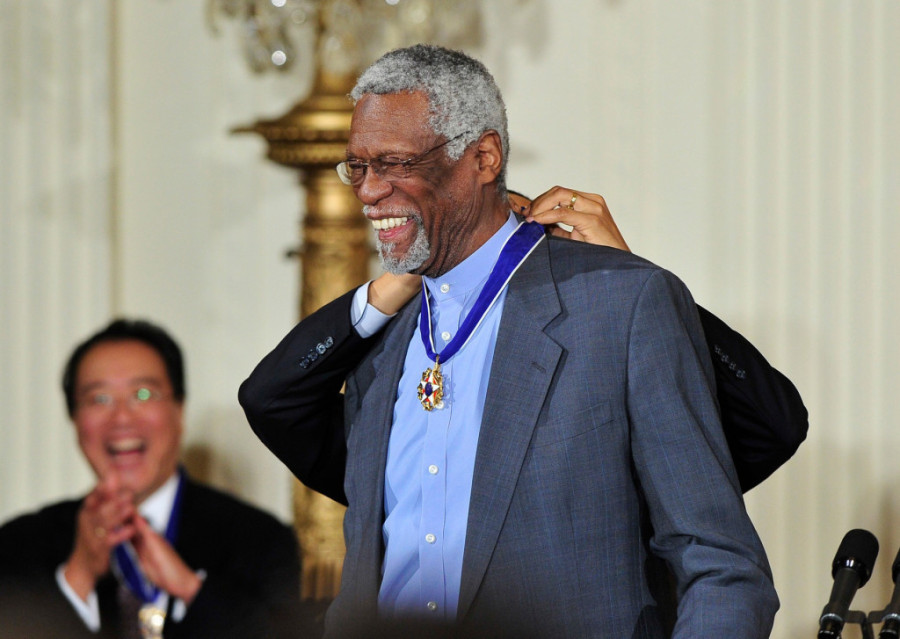 Ko je bio Bil Rasel? Utemeljivač legende o Boston Seltiksima i centar koji je zauvek promenio NBA ligu!