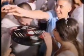 "Celo selo šmrče belo": Skandalozan snimak sa svadbe! Mladenci sa svatovima uzimaju kokain (VIDEO)