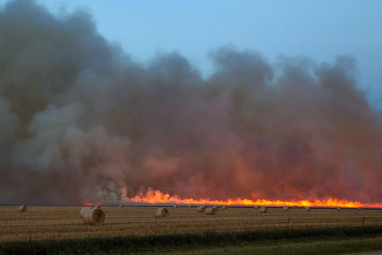 Požar na Pešteru: Vatra zahvatila bale sena! (FOTO)