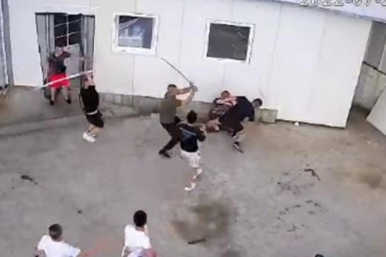 Brutalna tuča dve grupe Kineza u Boru!? Korišćene štangle, noževi, stolice... (UZNEMIRUJUĆ VIDEO)