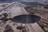 Ogromna rupa se otvorila blizu rudnika: Duboka je 200 metara, a stručnjaci su u čudu (VIDEO)