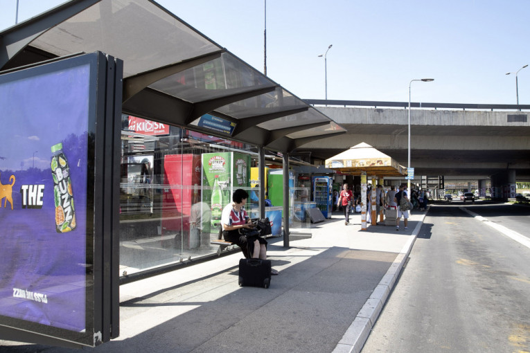 Međugradski autobusi "izbacuju" putnike i gde im nije dozvoljeno: Staju na stajališta gradskih buseva i samo prave gužvu!
