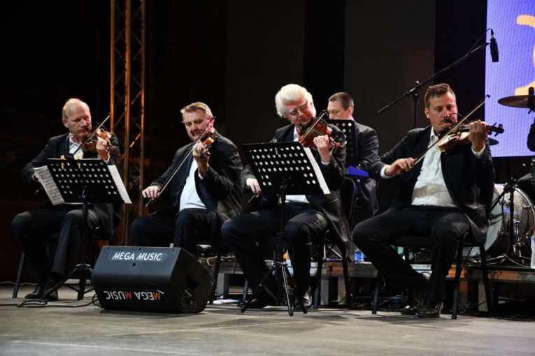 24SEDAM KRALJEVO Preko milion gledalaca koncerta „Kraljevo Tozovcu“: završen Festival „Zlatne harmonike Kraljeva”