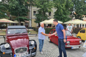 24SEDAM KRALJEVO Susret sa automobilima koji imaju dušu – revija oldtajmera na kraljevačkom Trgu srpskih ratnika