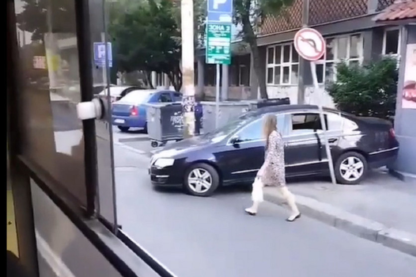 Ovo je pravi primer kako ne treba da se parkirate! Ostavio automobil nasred trotoara, pa ga pešaci zaobilaze (VIDEO)