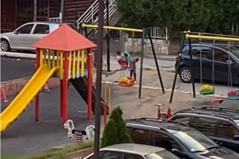 Snimljene najhrabrije devojčice u Kosovskoj Mitrovici: Dok sirene zavijaju, one se bezbrižno ljuljaju na igralištu (VIDEO)