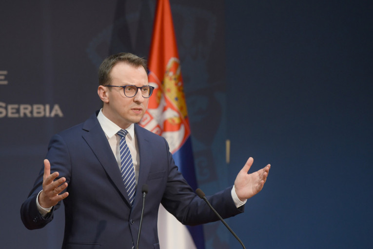 Ovakve zlokobne poruke i navijački pir ne smeju proći nekažnjeno: Petković poručuje da je za paljenje zastave Srbije odgovoran Kurti