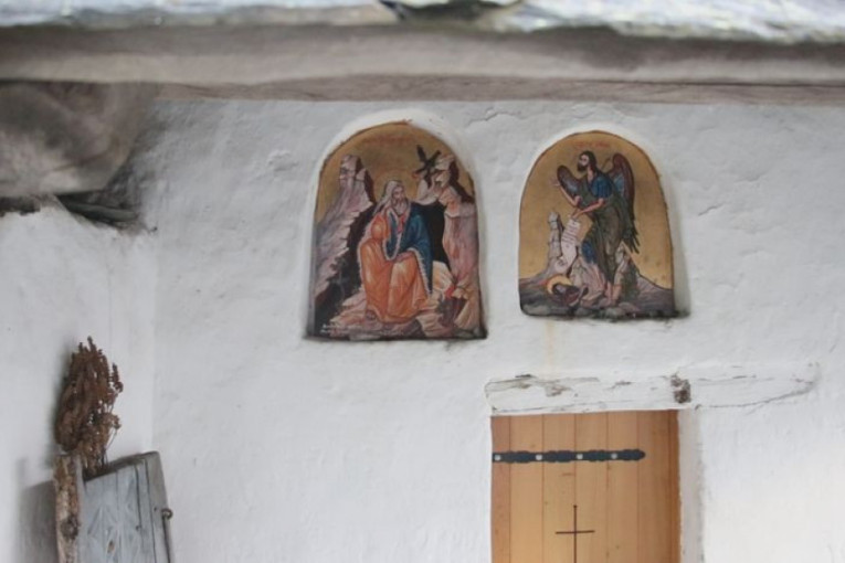 Najmanja crkva u Srbiji, ali velika svetinja: Podignuta na strmoj steni u klisuri Moravice, a do nje se mogu popeti samo hrabri (FOTO)